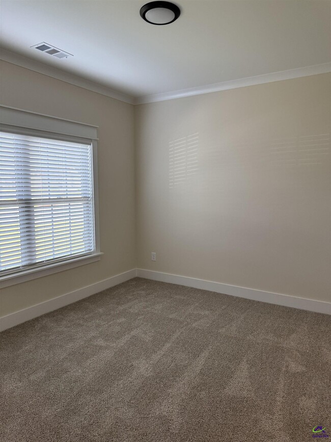 Building Photo - 213 Willowbrook Ln