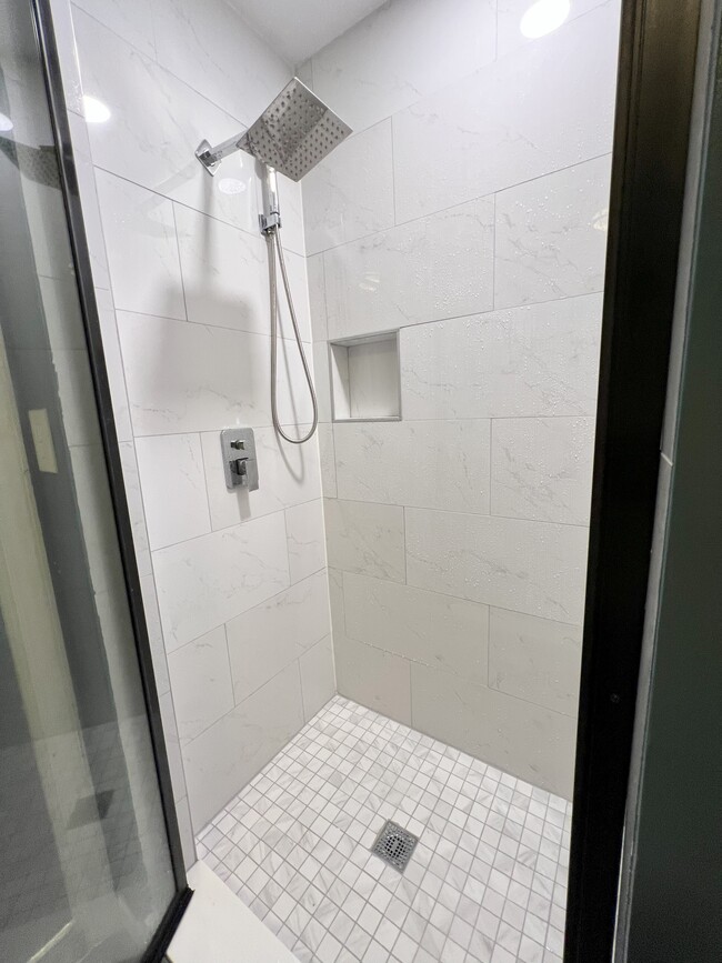 Luxury Rainfall Shower - 3106 Dynasty Dr