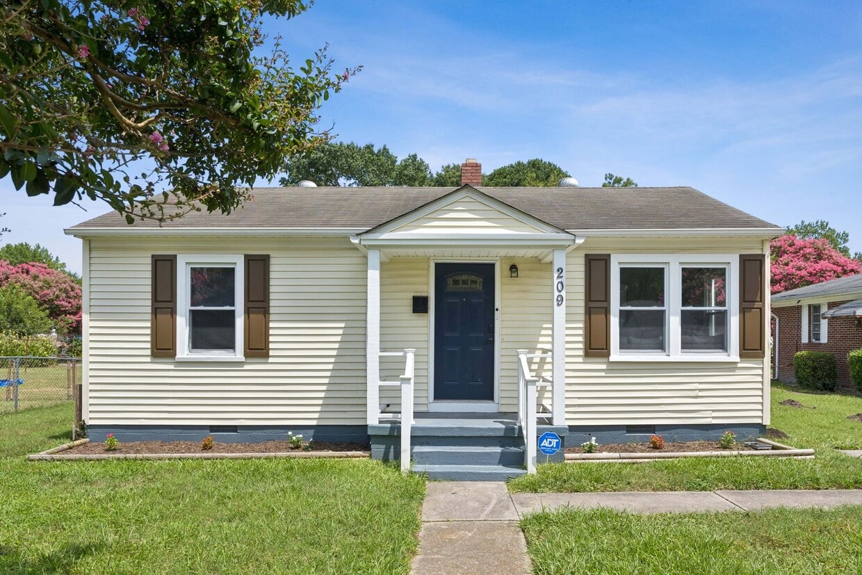 Primary Photo - Updated ranch in Portsmouth!