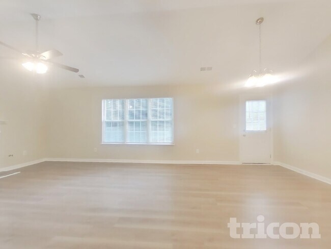 Foto del edificio - 3010 Lake Park Ct