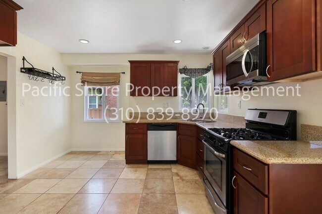 Foto del edificio - Gorgeous 2+1 Updated Home...In the Culver ...
