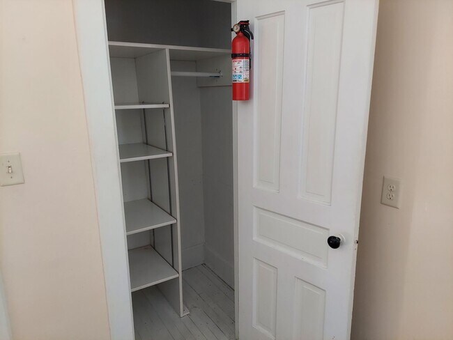 Building Photo - Location Location! Spacious 1 Bedroom + De...