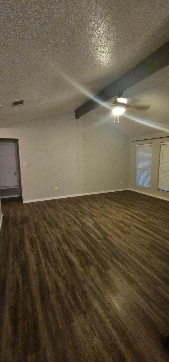 Foto del edificio - 504 Suzzane Rd