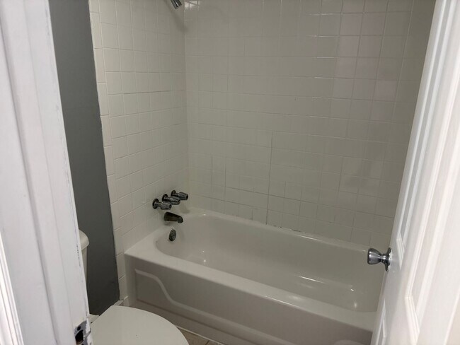 Foto del edificio - * MOVE IN SPECIAL * 1/2 OFF 2ND MONTH'S RENT!! Spacious 876 SF Unit - 2 bd / 1 ba near UF - Brand...