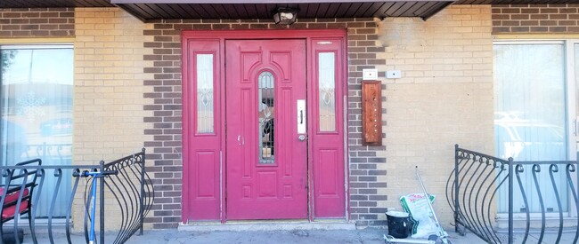 Front of Building - 10604 S Oak Tree Dr