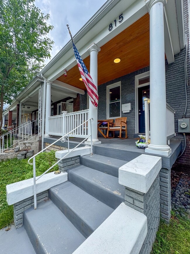 Foto del edificio - 815 Longfellow St NW
