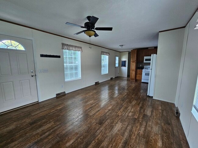 Building Photo - 418 Tulip Dr
