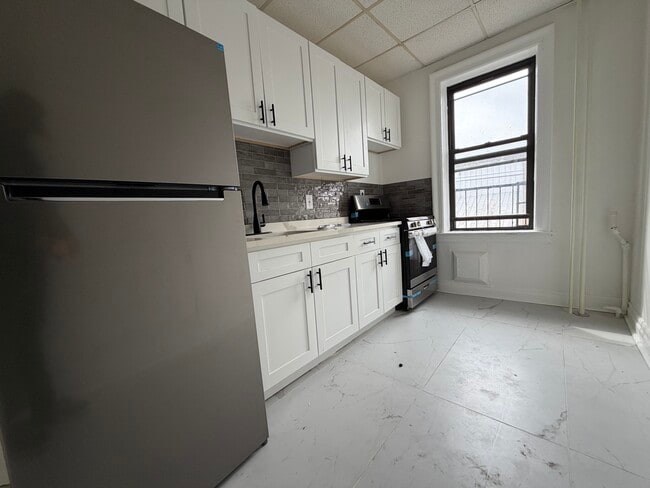 Building Photo - 997 Summit Ave