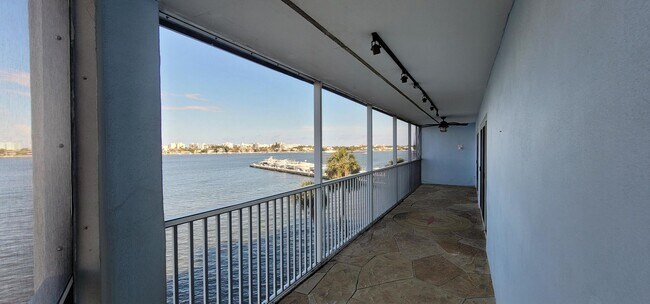 Foto del edificio - 100 Waterway Dr S