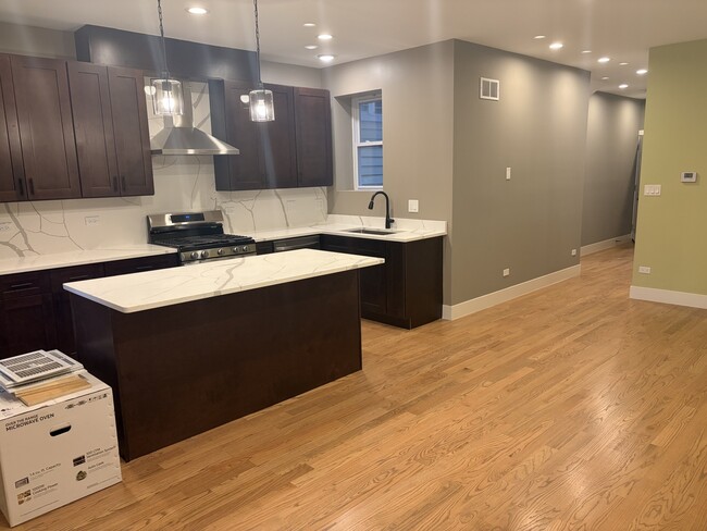 Foto del edificio - 2719 W Augusta Blvd