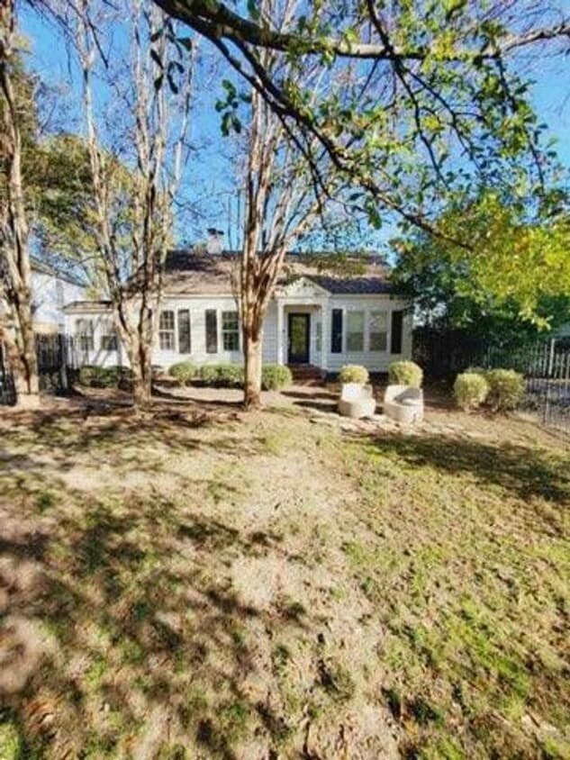 Beautiful Spacious 4 BD Home and 1 BD Back House with Pool!! Right Across Rhodes College, Perfect... - Beautiful Spacious 4 BD Home and 1 BD Back House with Pool!! Right Across Rhodes College, Perfect...