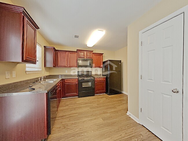 Foto del edificio - 118 Hidden Creek Dr