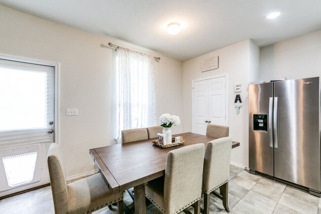 Building Photo - Stunning home in Davis Ranch neighborhood