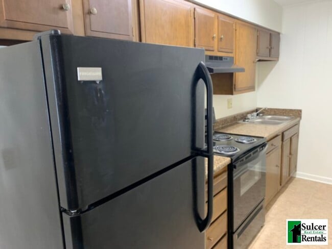 Building Photo - Newly Remodeled - Efficient One Bedroom