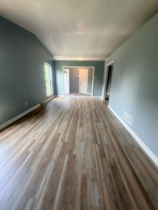 Building Photo - Spacious Maryville City Rental with Finished Basement & Lawn Care Included!