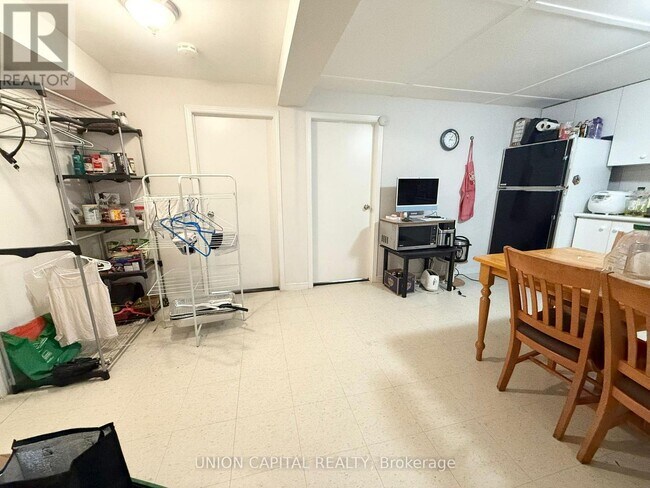 Building Photo - 38 Deepdale Dr