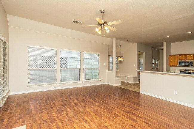 Foto del edificio - 419 Creekview Dr