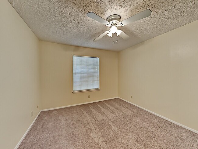 Building Photo - 5836 Locke Ave