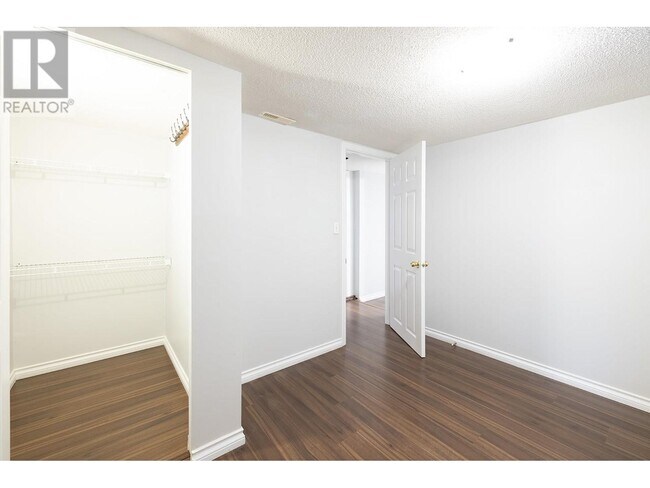 Photo du bâtiment - 153 W 64th Ave