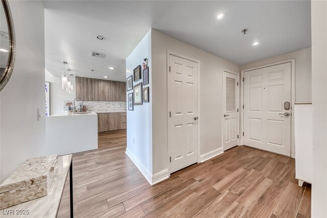 Building Photo - 150 S Las Vegas Blvd