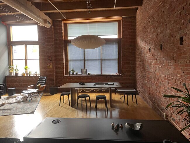Foto del edificio - 306 W 7th St