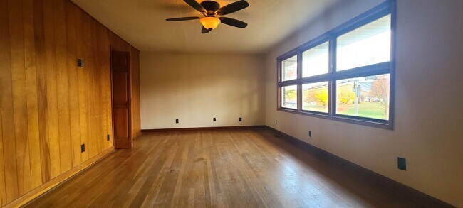 Foto del edificio - HALF OFF FIRST MONTH RENT! Single family brick home with full unfinished bsmt & detached garage