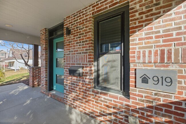 Foto del edificio - Stylish Midtown townhouse with stunning city views!