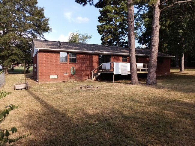 Foto del edificio - 2302 Lakewood Dr