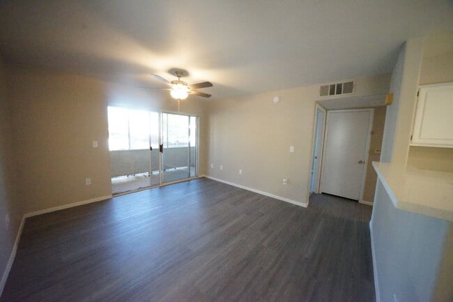 Building Photo - 5710 E Tropicana Ave