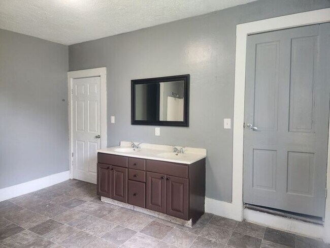 Foto del edificio - Cozy 2 B 2 BA Duplex - Now $200 Lower in Price !