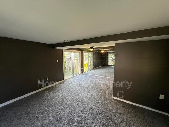 Building Photo - 554 West Ct