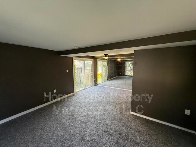 Foto del edificio - 554 West Ct