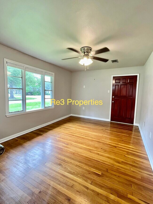 Viviendo - 1409 W Church St