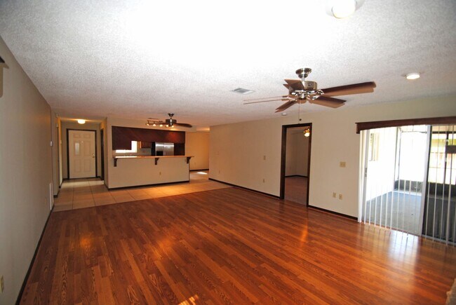 Foto del edificio - 1963 Ontario Cir S