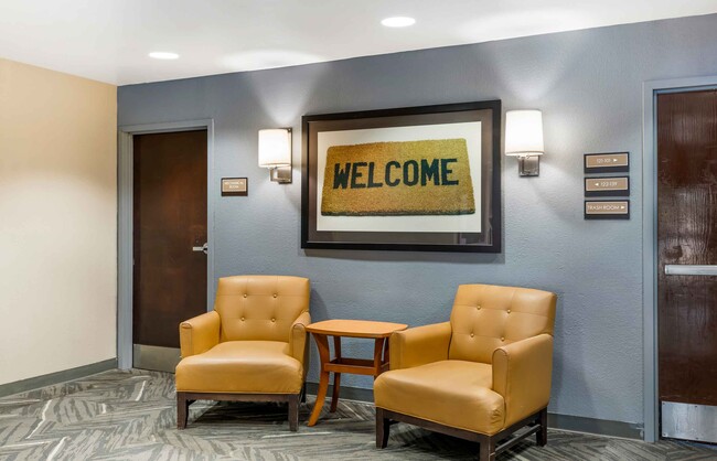 Lobby and Guest Check-in - Furnished Studio - Fort Worth