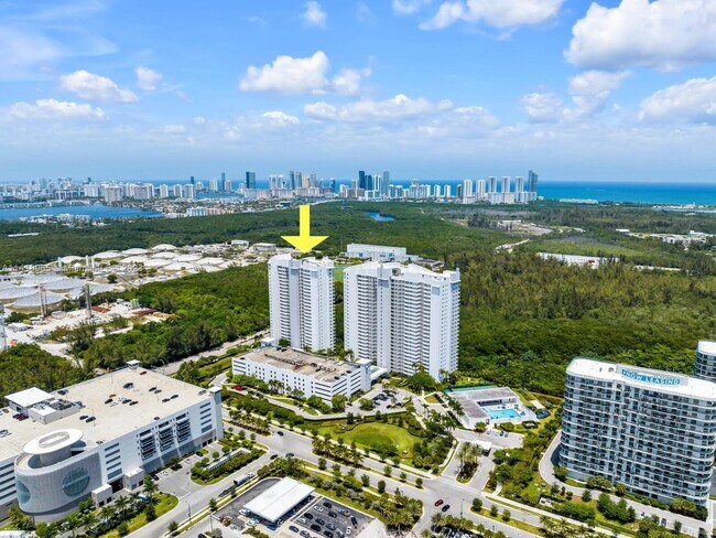 Foto del edificio - 15051 Royal Oaks Ln