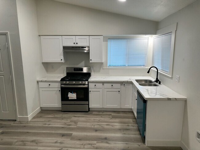 Foto del edificio - 4949 Westgate Ct