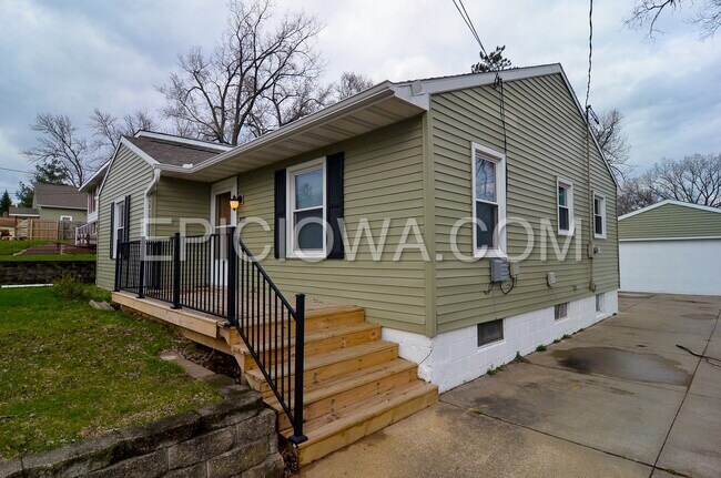 Foto del edificio - 3028 Circle Dr NE