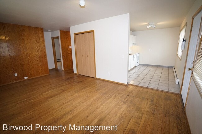 Building Photo - 2105 Lake Point Dr