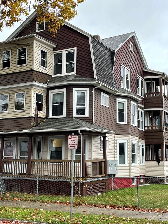Building Photo - 102-104-104 Kenyon St