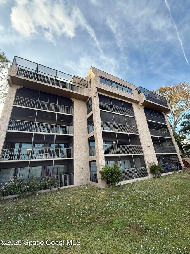 Foto del edificio - 1540 Riverside Dr