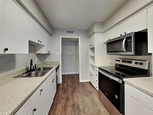 Building Photo - 926 N Waterview Dr