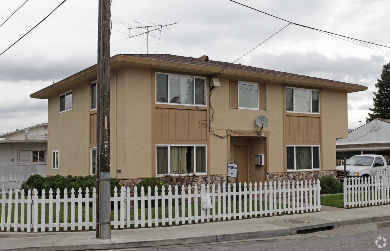 Building Photo - 2590 Laurel St