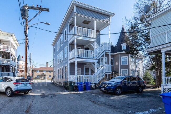 Building Photo - 146 Walnut St