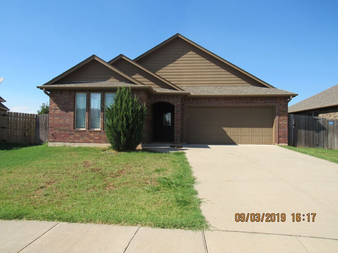 Primary Photo - Beautiful home in West Hills, Lawton home ...