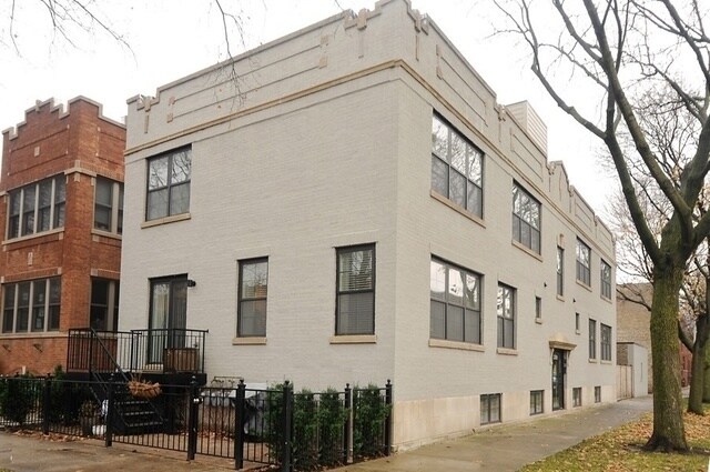 Foto principal - 2305 W Waveland Ave