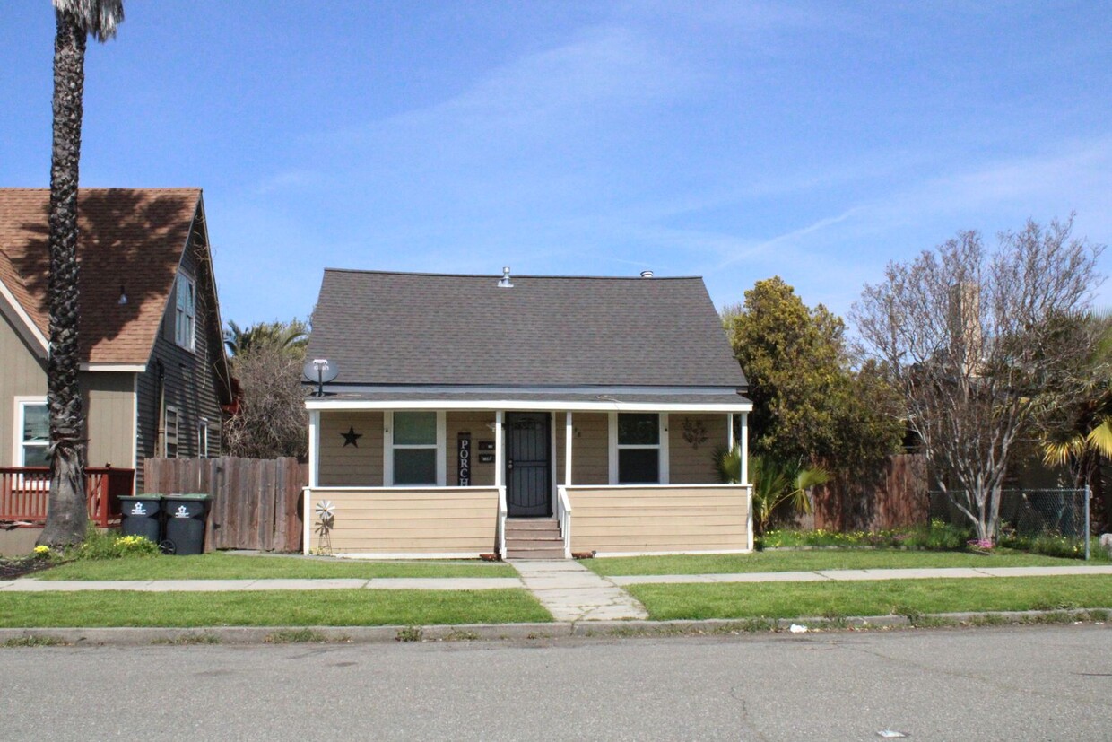 Primary Photo - Two Bedroom, One Bathroom Home With Laundr...