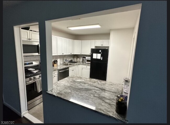 Building Photo - 281 College Dr