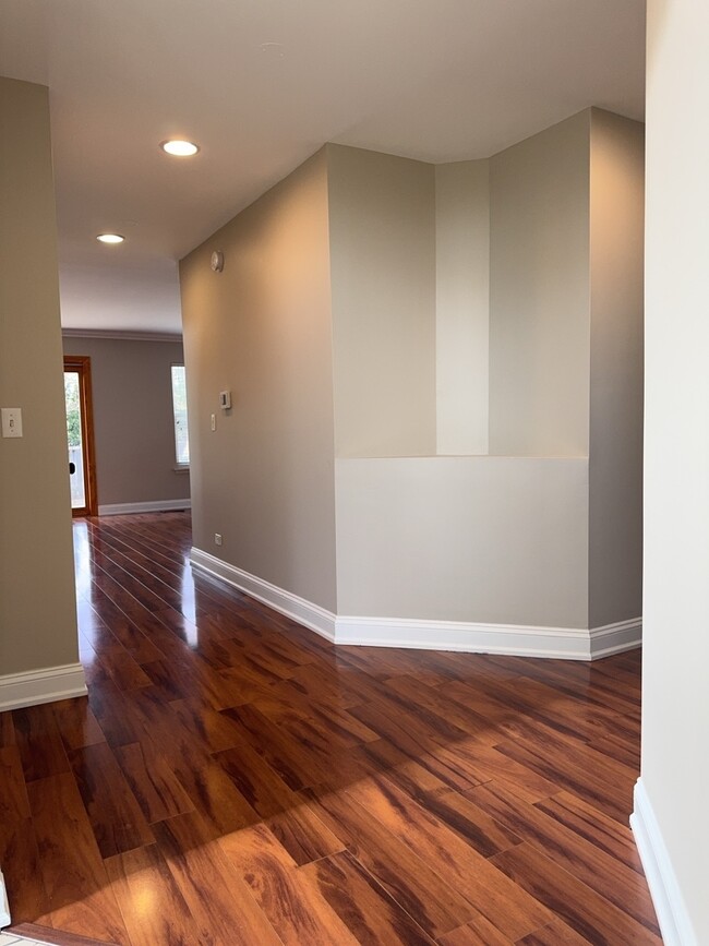 Building Photo - 552 Fairfax Ln