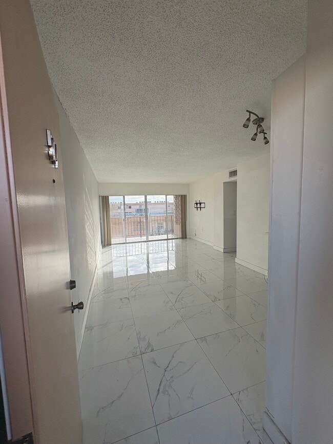 Building Photo - 8889 Fontainebleau Blvd